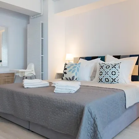 Take A Break By Sunny Lake Studio Apartment Mamaia